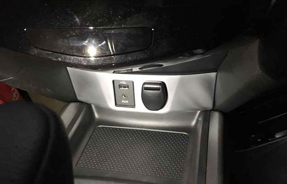 Un buen precio. Guarnición interior de automóviles personalizada / Nuevo Nissan Qashqai 2015 2016 Marco de toma de corriente USB en línea