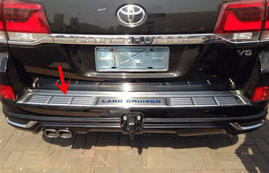 Un buen precio. Las placas de las puertas traseras del nuevo Land Cruiser 200 de 2015 en línea