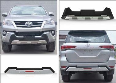 Un buen precio. TOYOTA New Fortuner 2016 2017 Accesorio Protección del parachoques delantero y protección trasera en línea